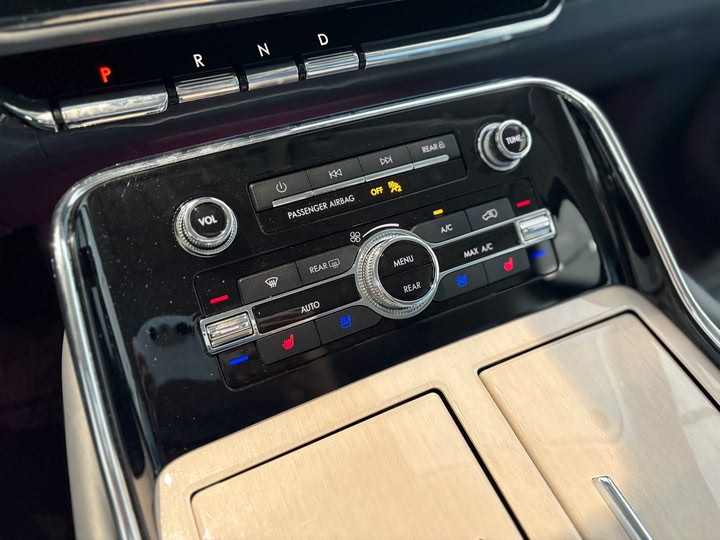 Фото 14 - Lincoln Navigator