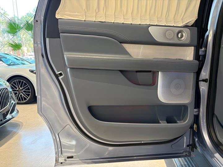 Фото 16 - Lincoln Navigator