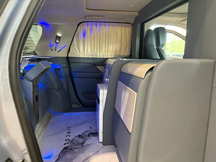 Фото 18 - Lincoln Navigator