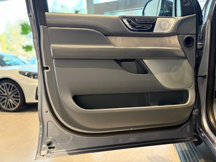 Фото 7 - Lincoln Navigator