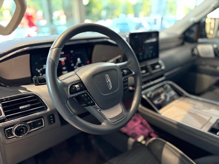 Фото 9 - Lincoln Navigator