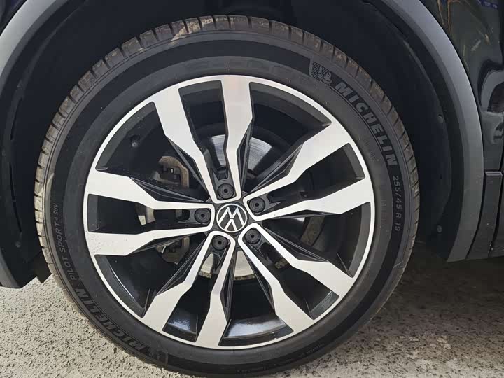 Фото 24 - Volkswagen Tiguan L Pro