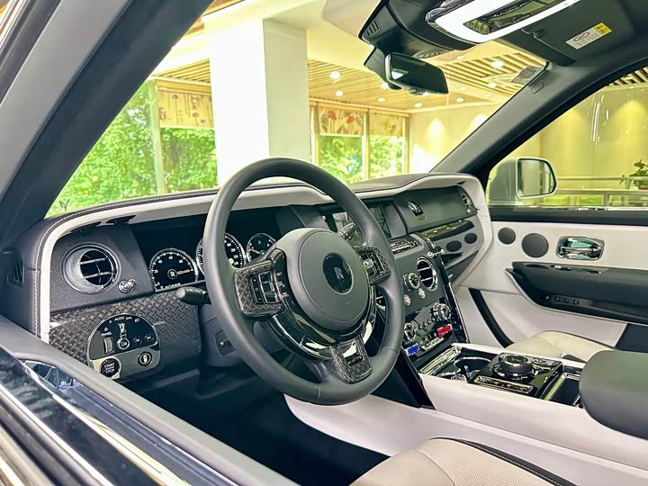 Фото 6 - Rolls-Royce Cullinan