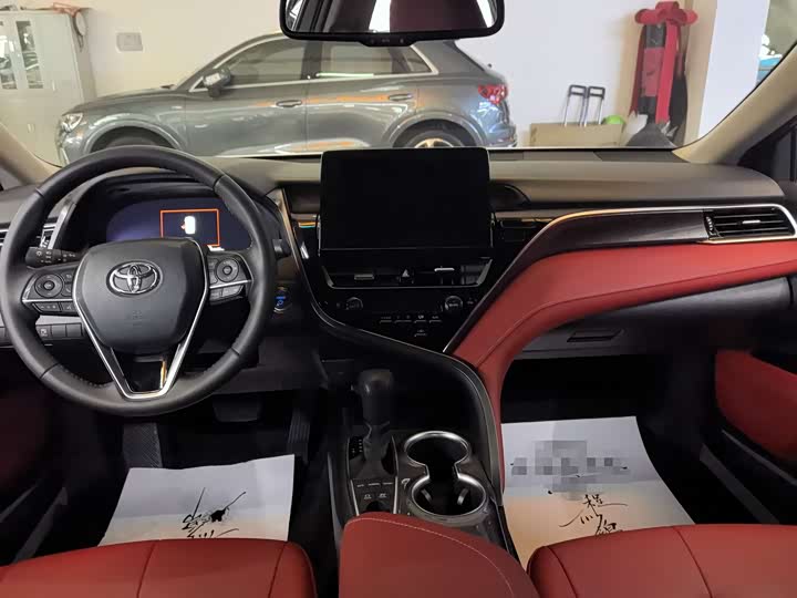 Фото 10 - Toyota Camry