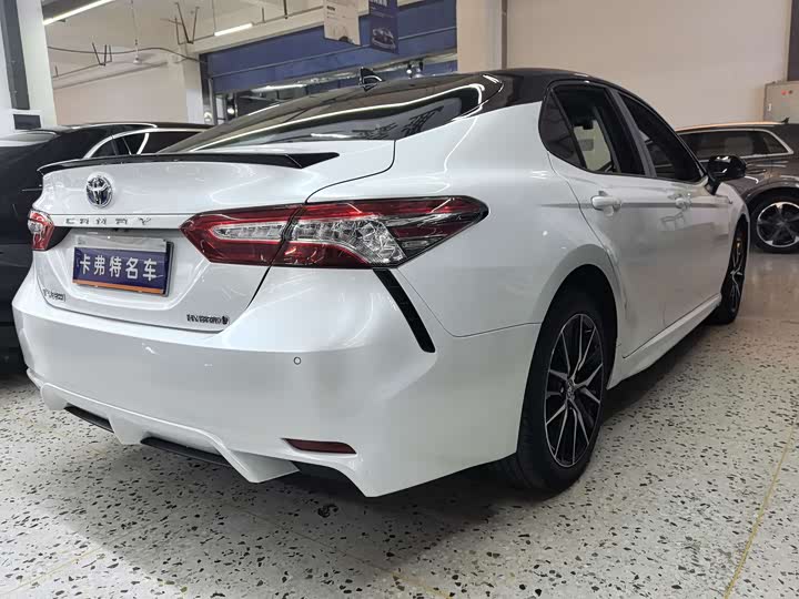 Фото 12 - Toyota Camry