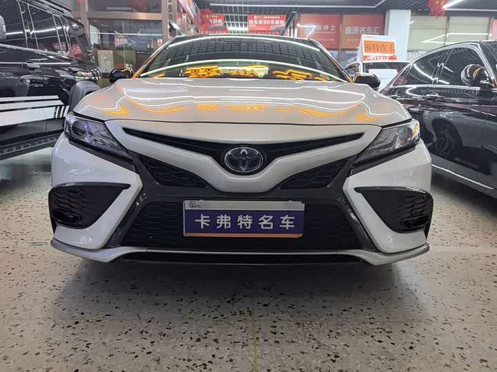 Фото 2 - Toyota Camry