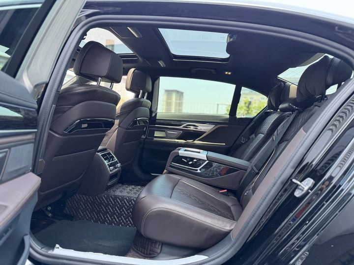 Фото 12 - BMW 7 Series