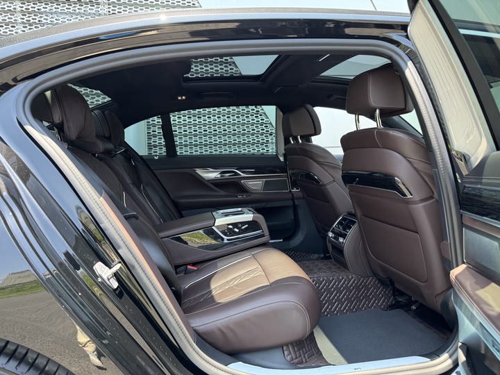 Фото 14 - BMW 7 Series
