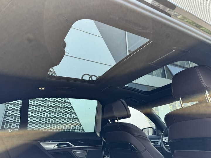 Фото 18 - BMW 7 Series