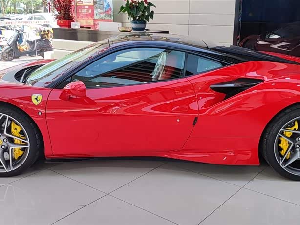 Фото 2 - Ferrari F8