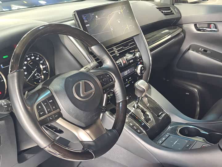 Фото 10 - Lexus LM