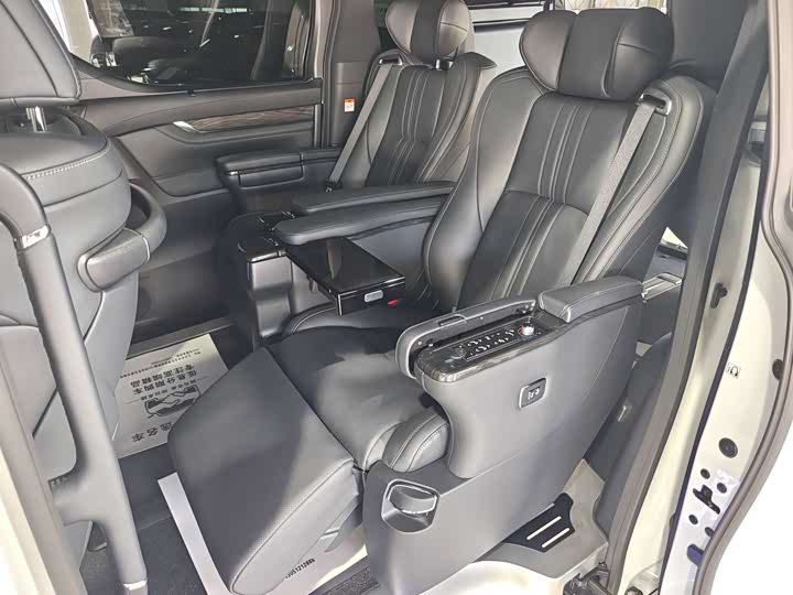 Фото 13 - Lexus LM