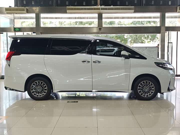 Фото 17 - Lexus LM