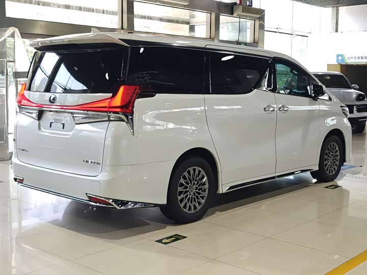 Фото 19 - Lexus LM