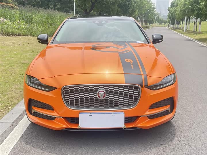 Фото 3 - Jaguar XE L