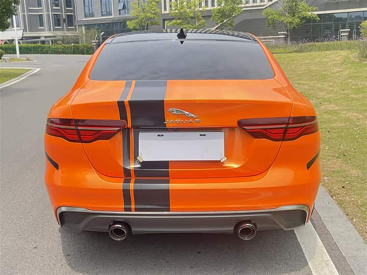 Фото 6 - Jaguar XE L