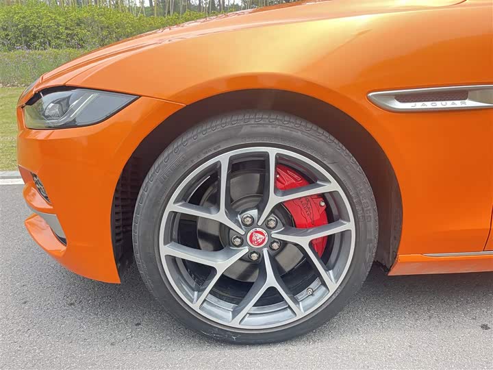 Фото 8 - Jaguar XE L