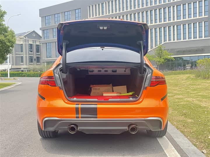 Фото 9 - Jaguar XE L