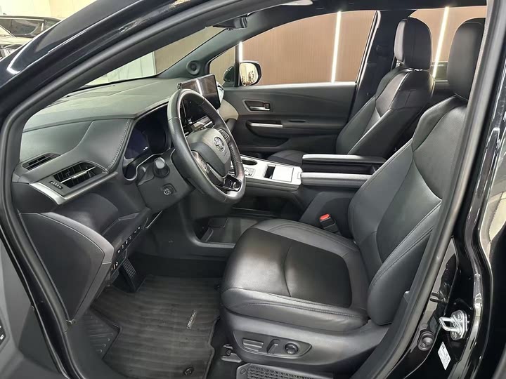 Фото 4 - Toyota Granvia