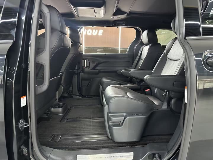 Фото 5 - Toyota Granvia