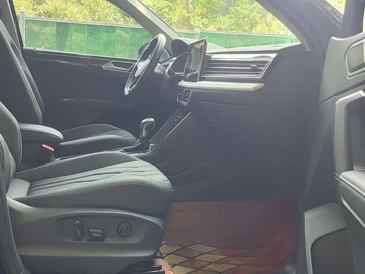 Фото 14 - Volkswagen Tiguan L Hybrid