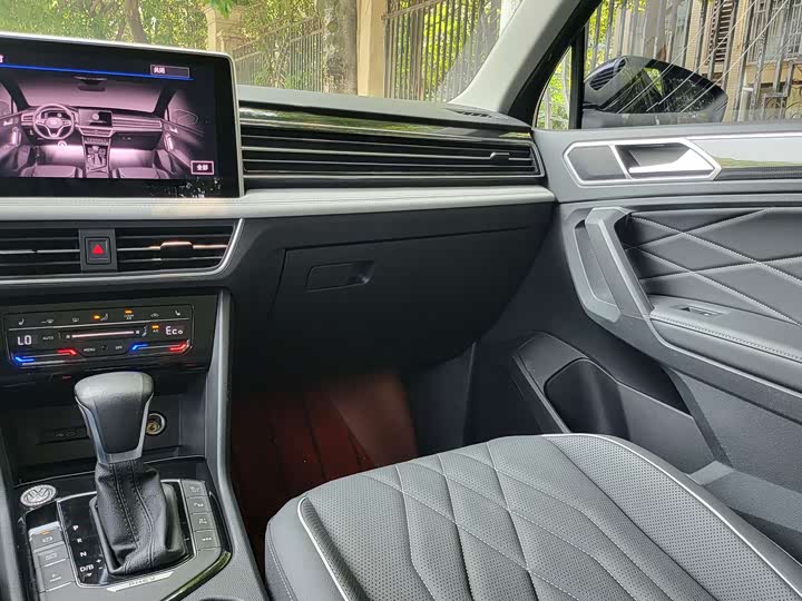 Фото 17 - Volkswagen Tiguan L Hybrid