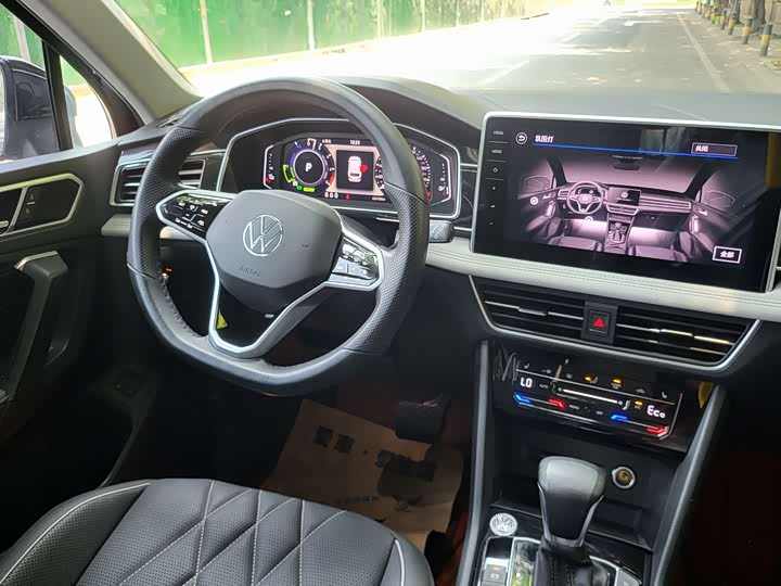 Фото 18 - Volkswagen Tiguan L Hybrid