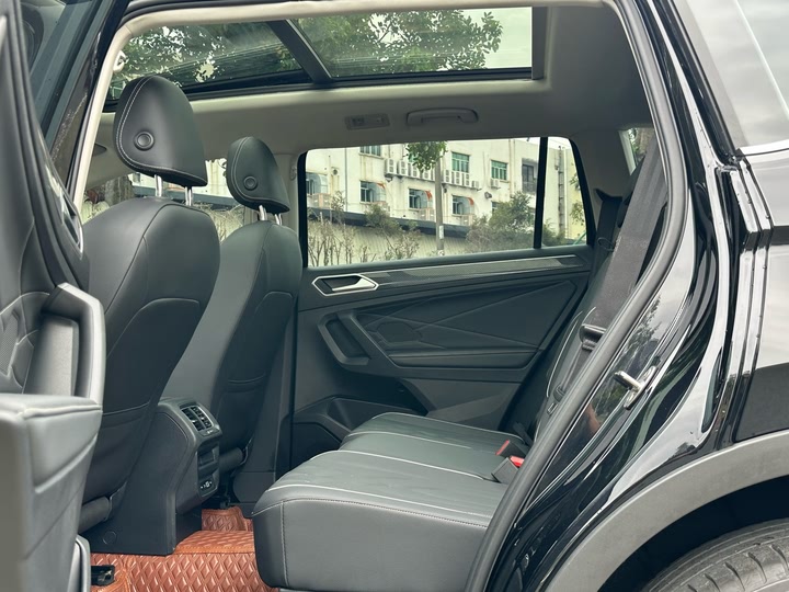 Фото 10 - Volkswagen Tiguan L Pro