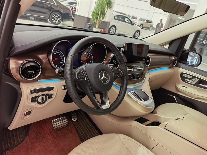 Фото 10 - Mercedes-Benz V-Class