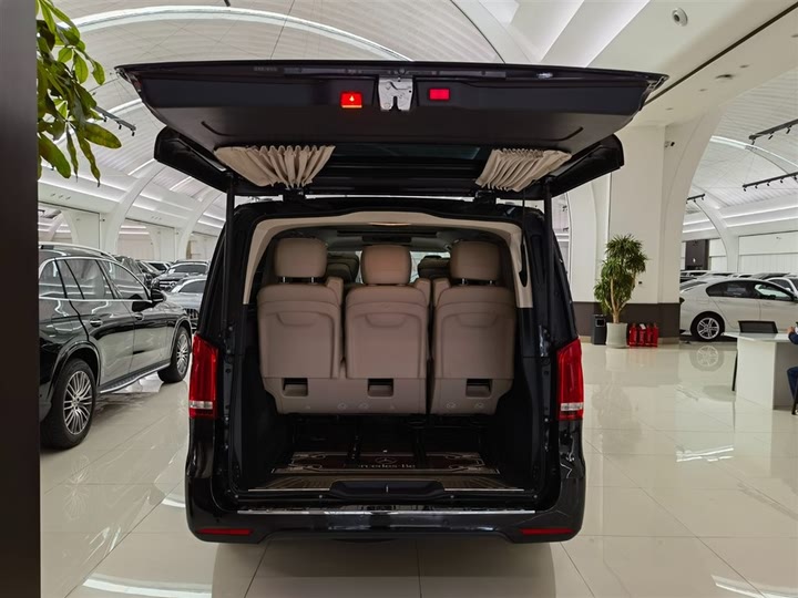 Фото 18 - Mercedes-Benz V-Class