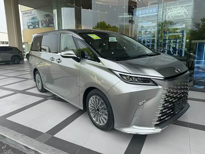 Фото 1 - Lexus LM