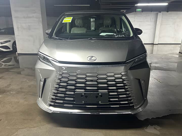 Фото 16 - Lexus LM