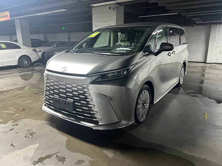 Фото 18 - Lexus LM