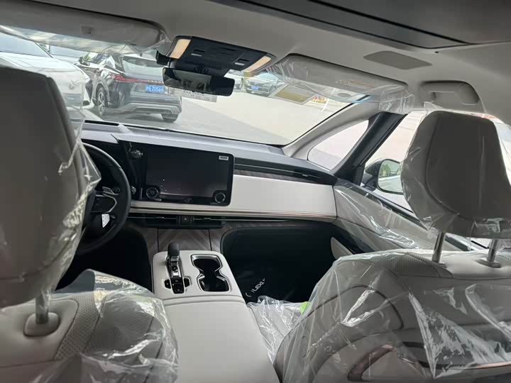 Фото 2 - Lexus LM