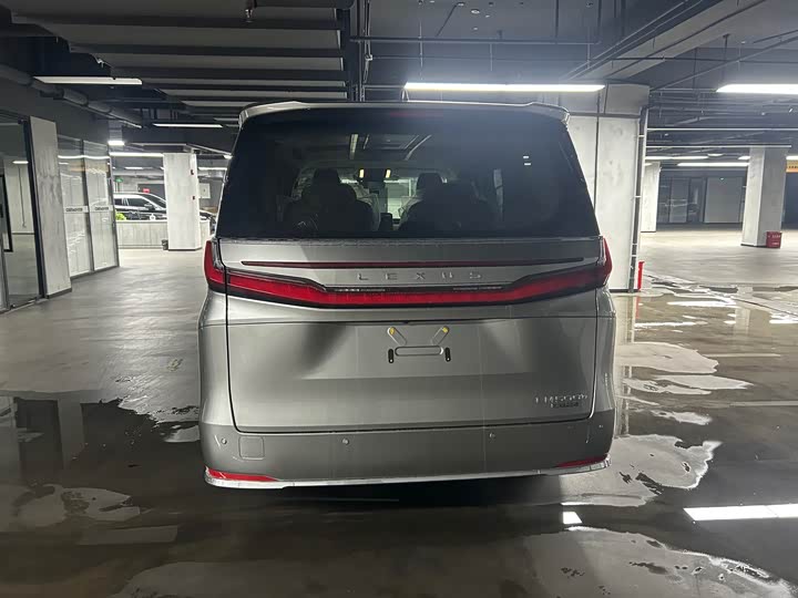 Фото 24 - Lexus LM