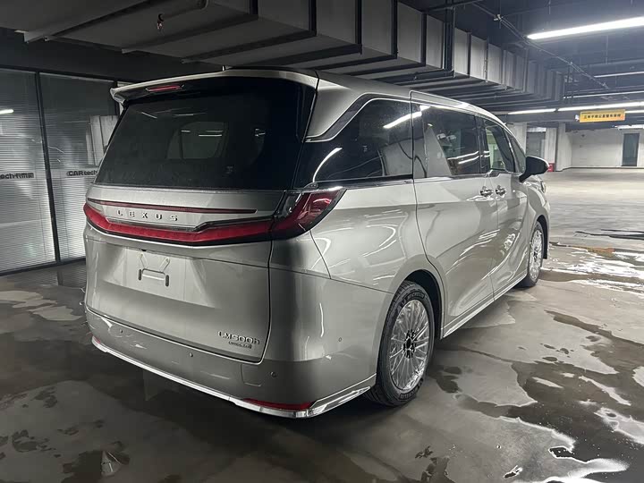 Фото 25 - Lexus LM