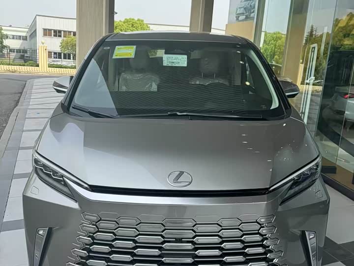 Фото 3 - Lexus LM