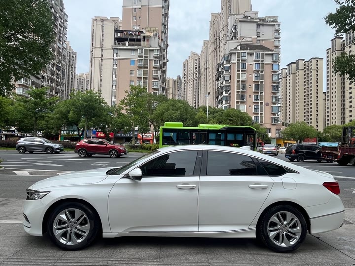 Фото 10 - Honda Accord