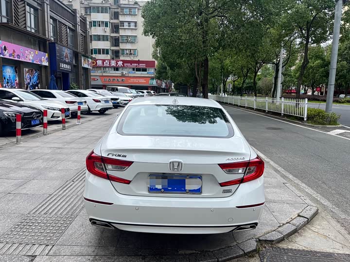 Фото 8 - Honda Accord