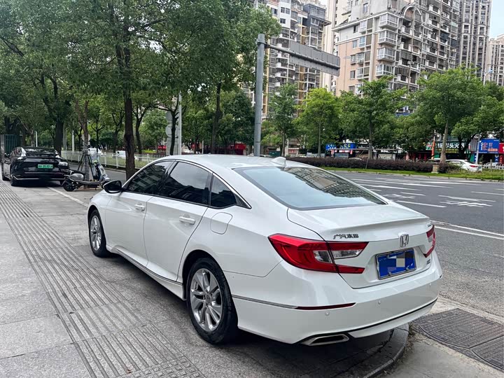 Фото 9 - Honda Accord