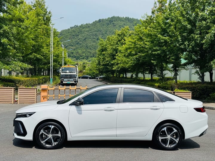 Фото 14 - Geely Emgrand L