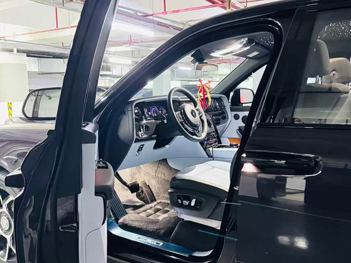 Фото 10 - Rolls-Royce Cullinan