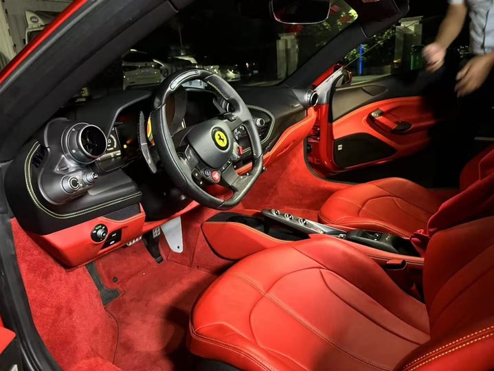Фото 10 - Ferrari F8