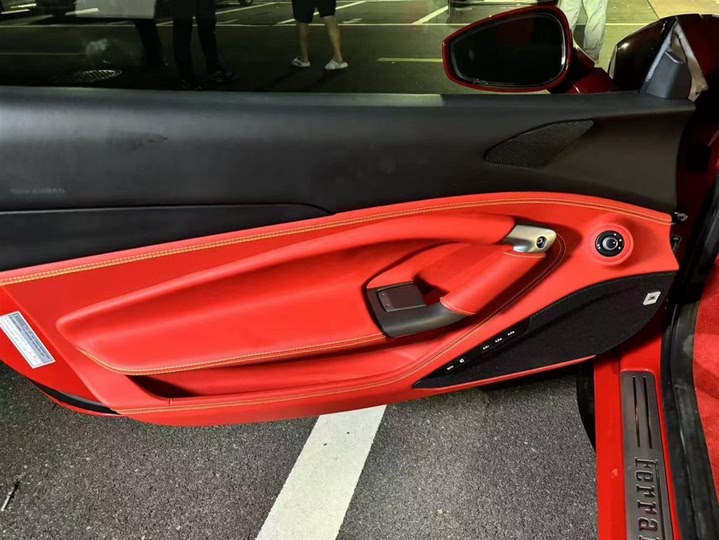 Фото 9 - Ferrari F8