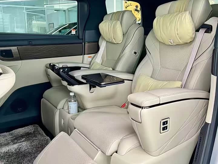 Фото 10 - Toyota Alphard