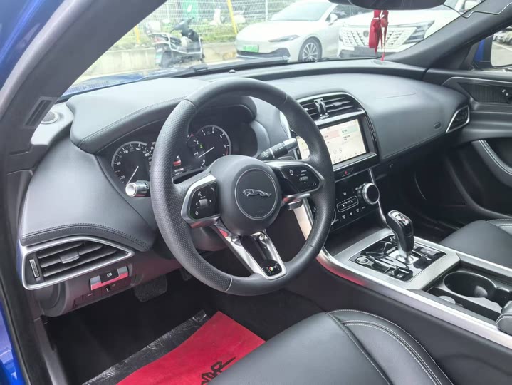 Фото 10 - Jaguar XE L