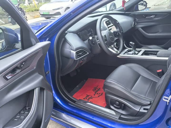 Фото 3 - Jaguar XE L