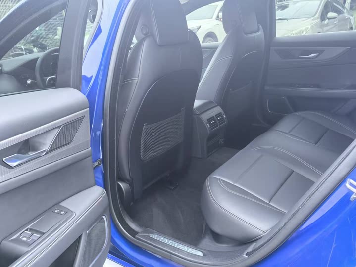 Фото 4 - Jaguar XE L