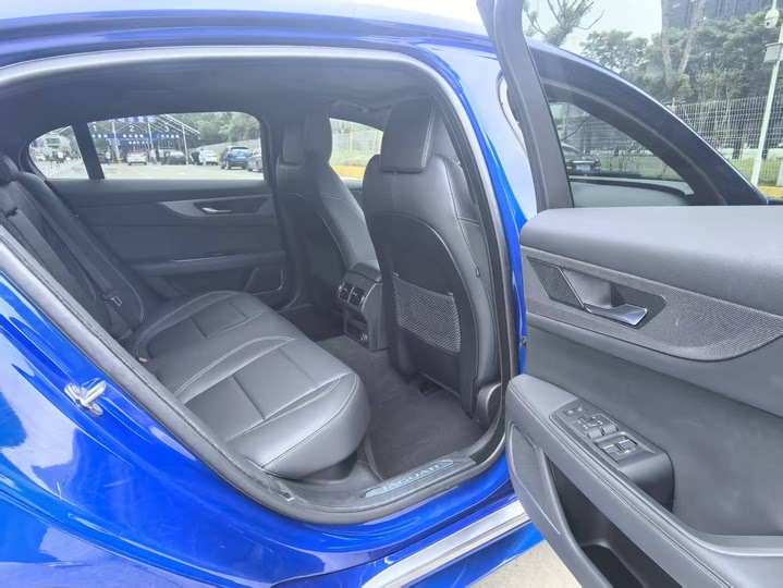 Фото 6 - Jaguar XE L