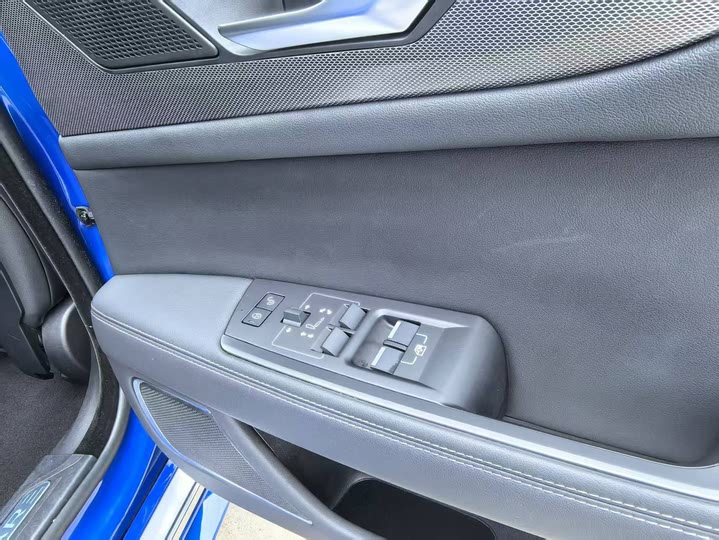 Фото 8 - Jaguar XE L